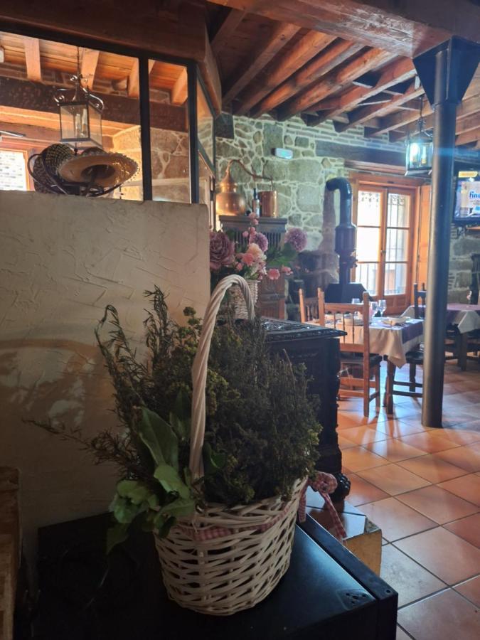Hostal El Patio Restaurante San Bartolome de Pinares Exterior foto
